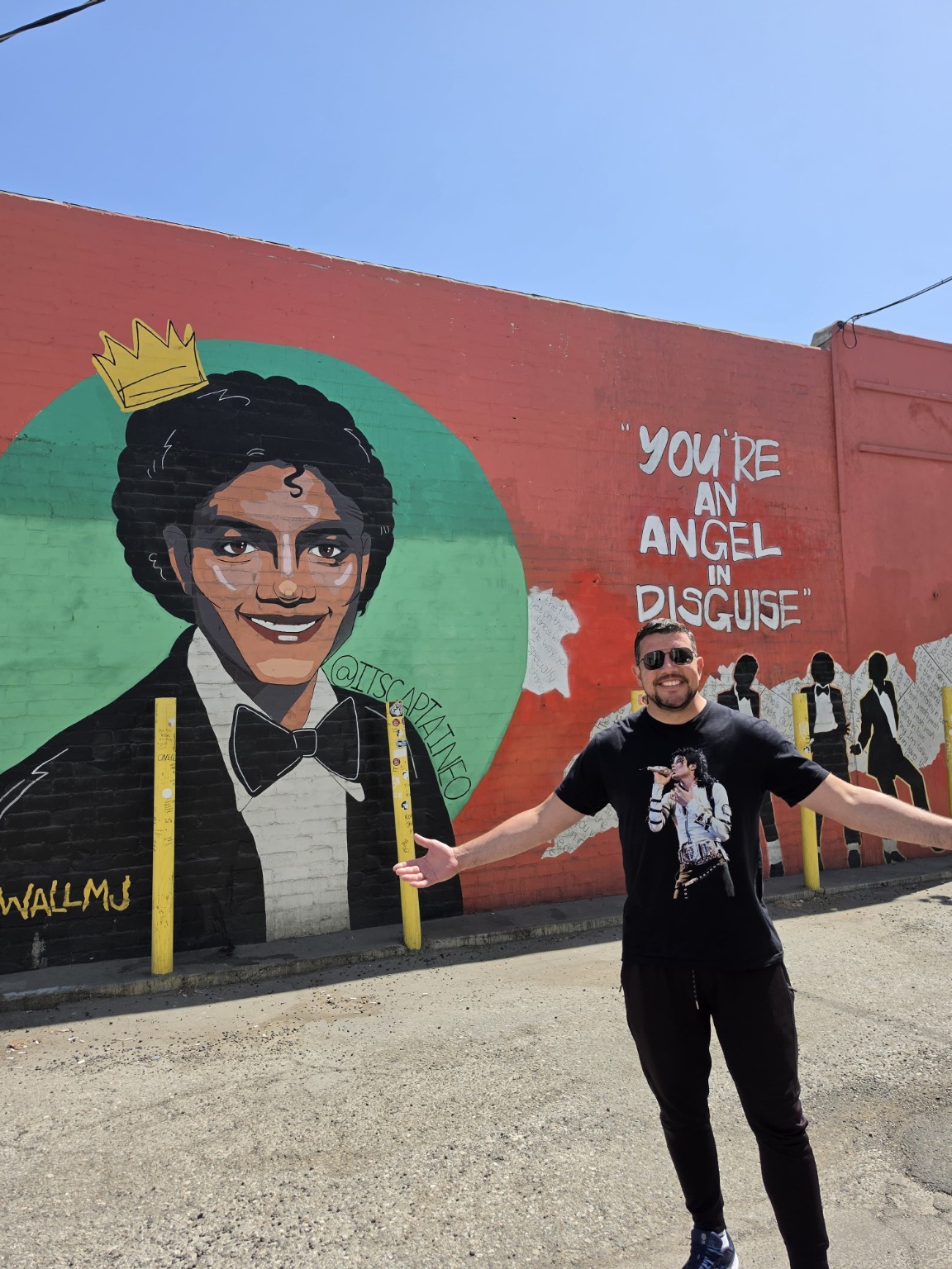 Guia da Visite Los Angeles em frente ao mural de Michael Jackson em Los Angeles