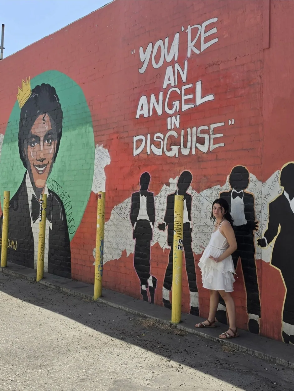 Visitante em mural de Los Angeles