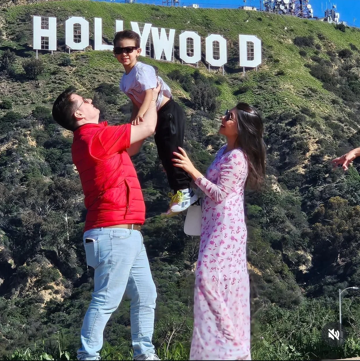 Família no letreiro de Hollywood