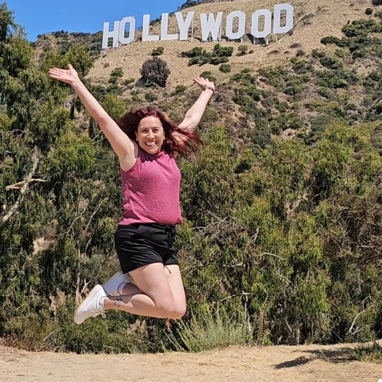 Visitante no letreiro de Hollywood