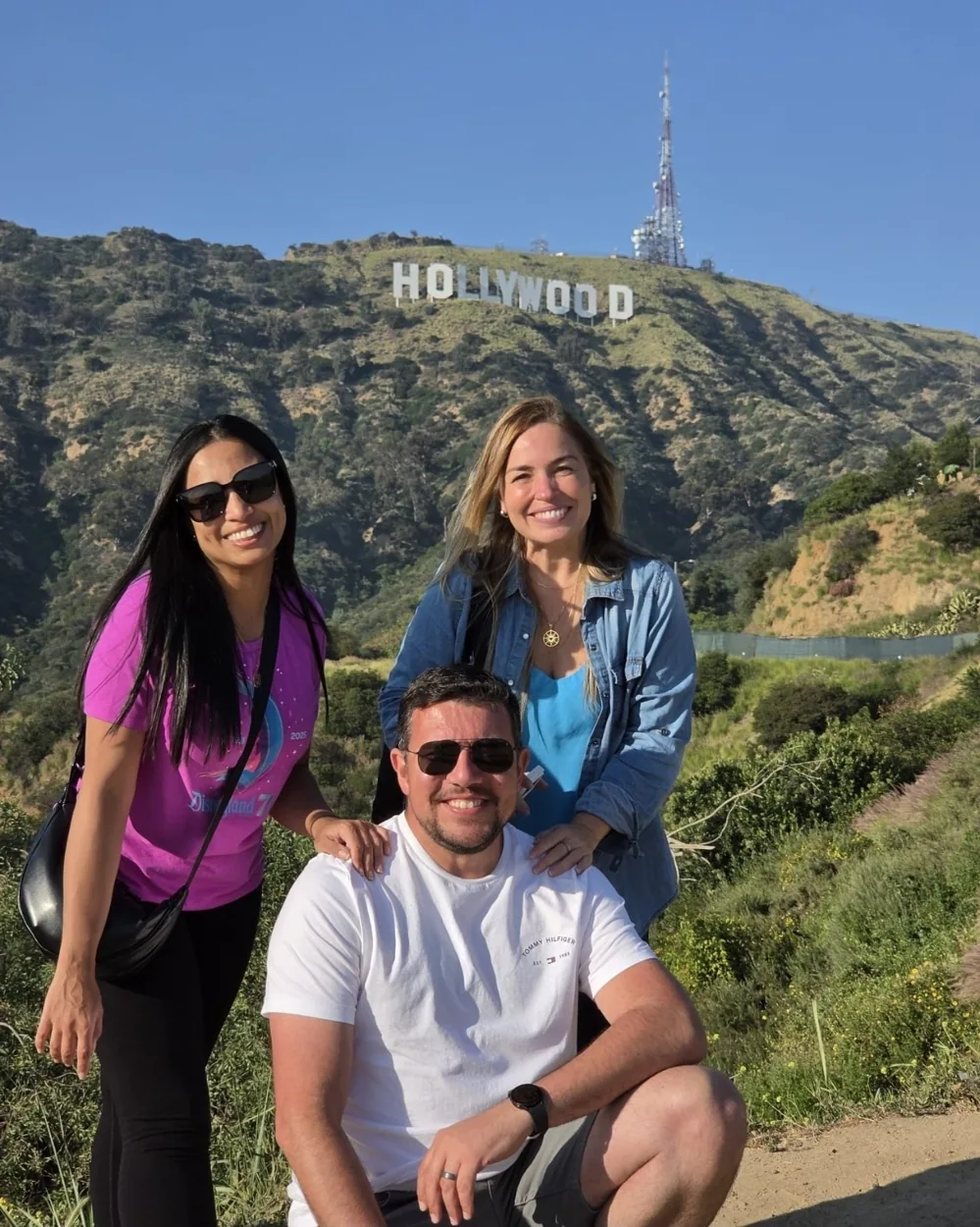 Grupo no letreiro de Hollywood
