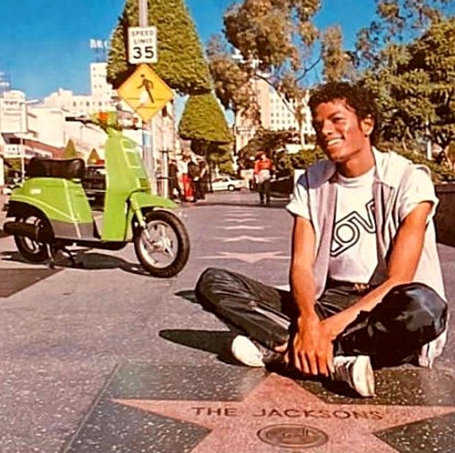 Michael Jackson na Calçada da Fama de Hollywood em fotografia histórica