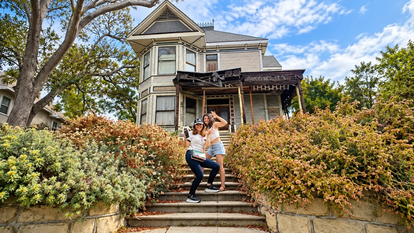Visitantes em frente à casa usada nas filmagens de Thriller
