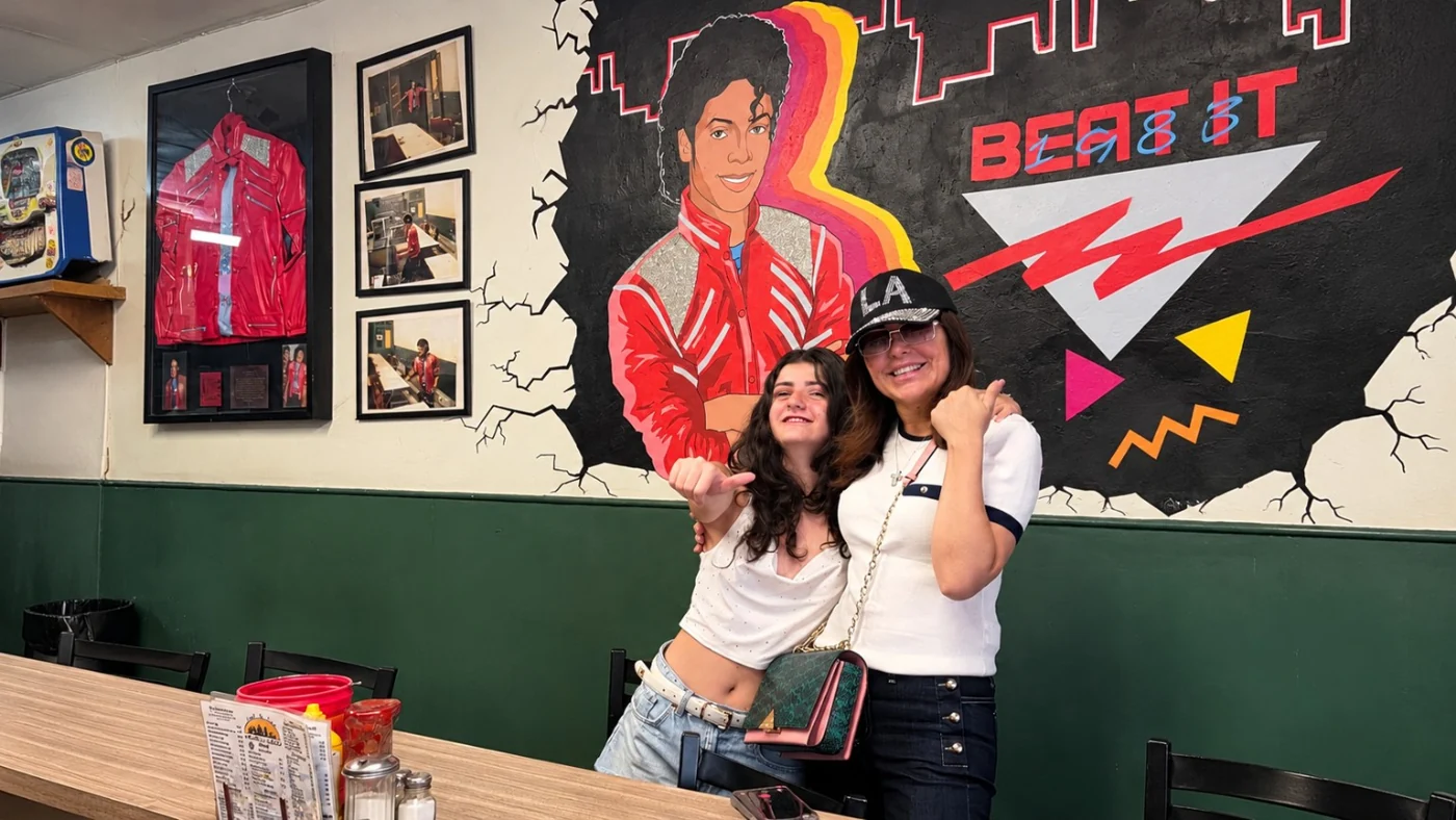 Clientes em local associado ao clipe Beat It