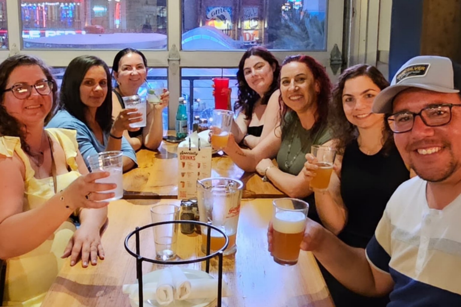 Grupo de visitantes reunido à mesa durante uma experiência personalizada em Las Vegas