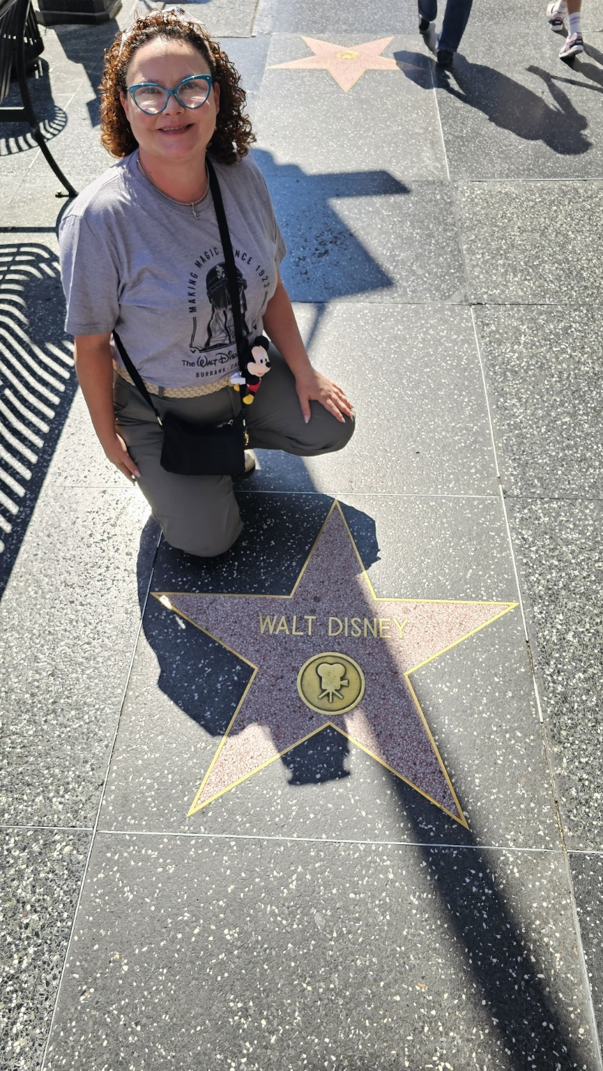 Visitante ao lado da estrela de Walt Disney na Calçada da Fama