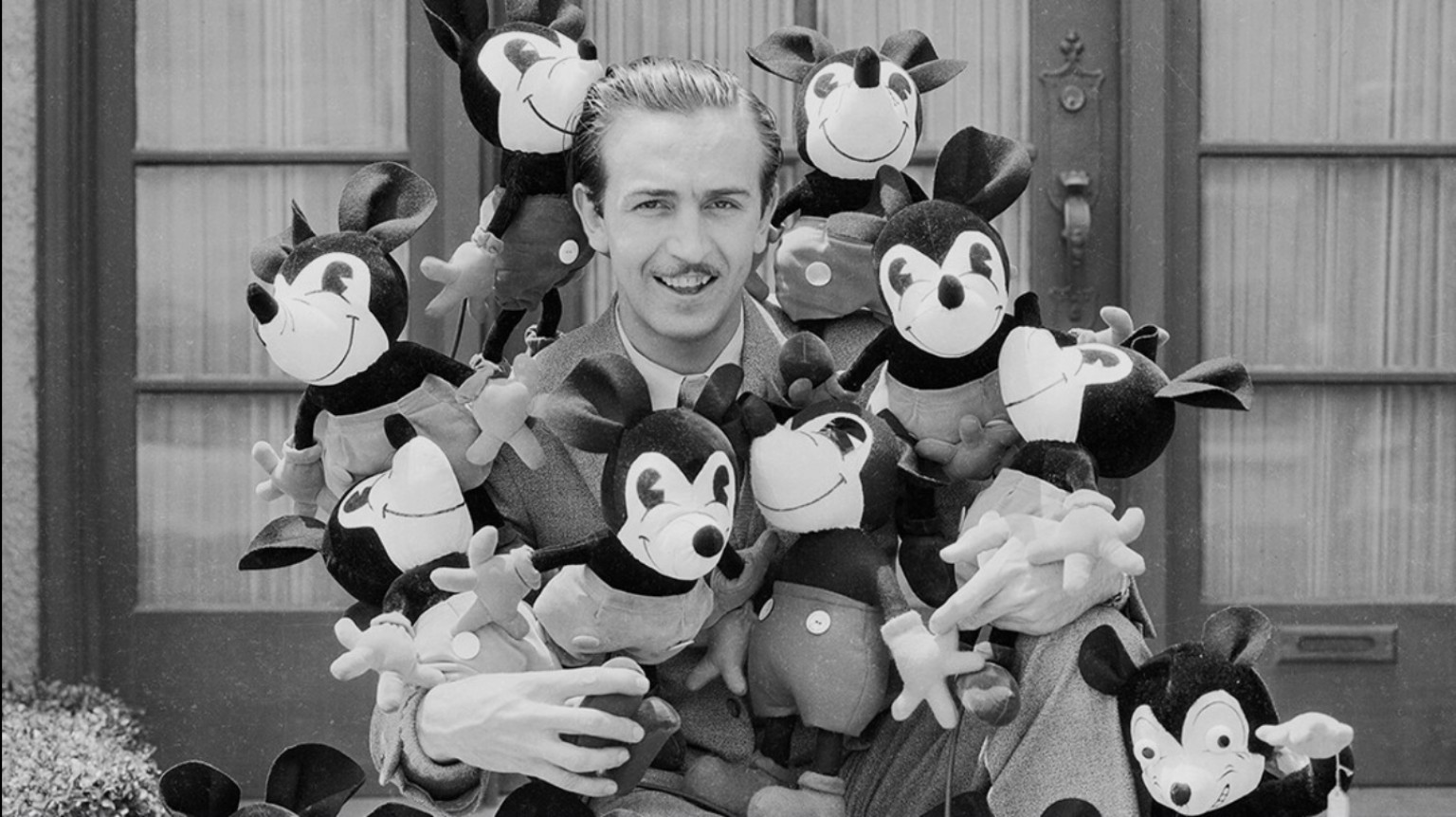 Fotografia histórica com bonecos do Mickey Mouse