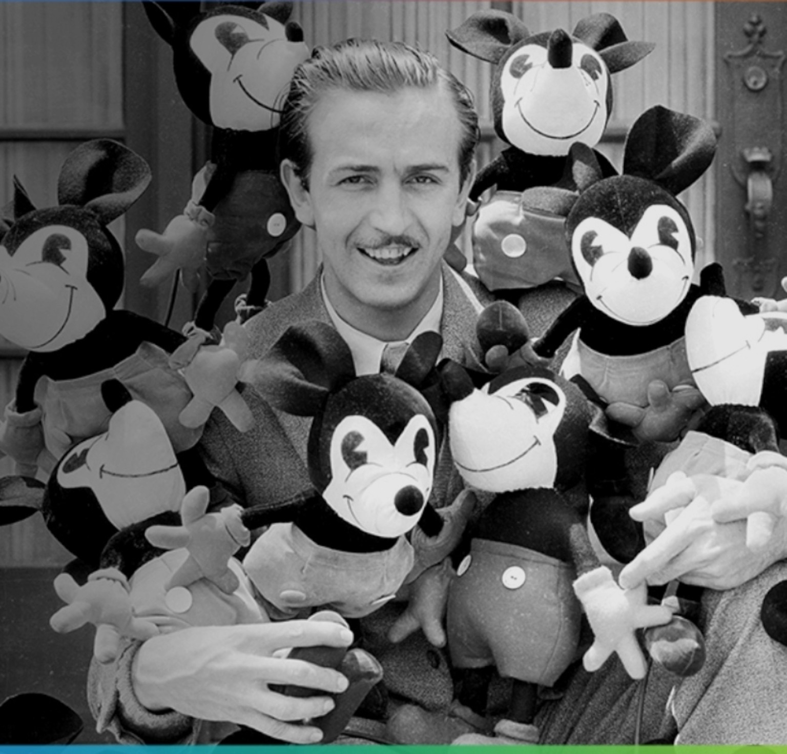 Fotografia histórica de Walt Disney com bonecos de Mickey Mouse